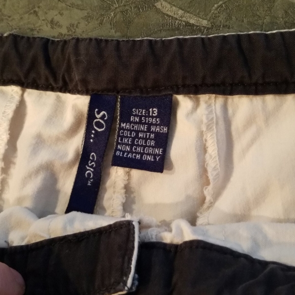 Retro 90's-early 2000's style khaki shorts - Picture 5 of 7